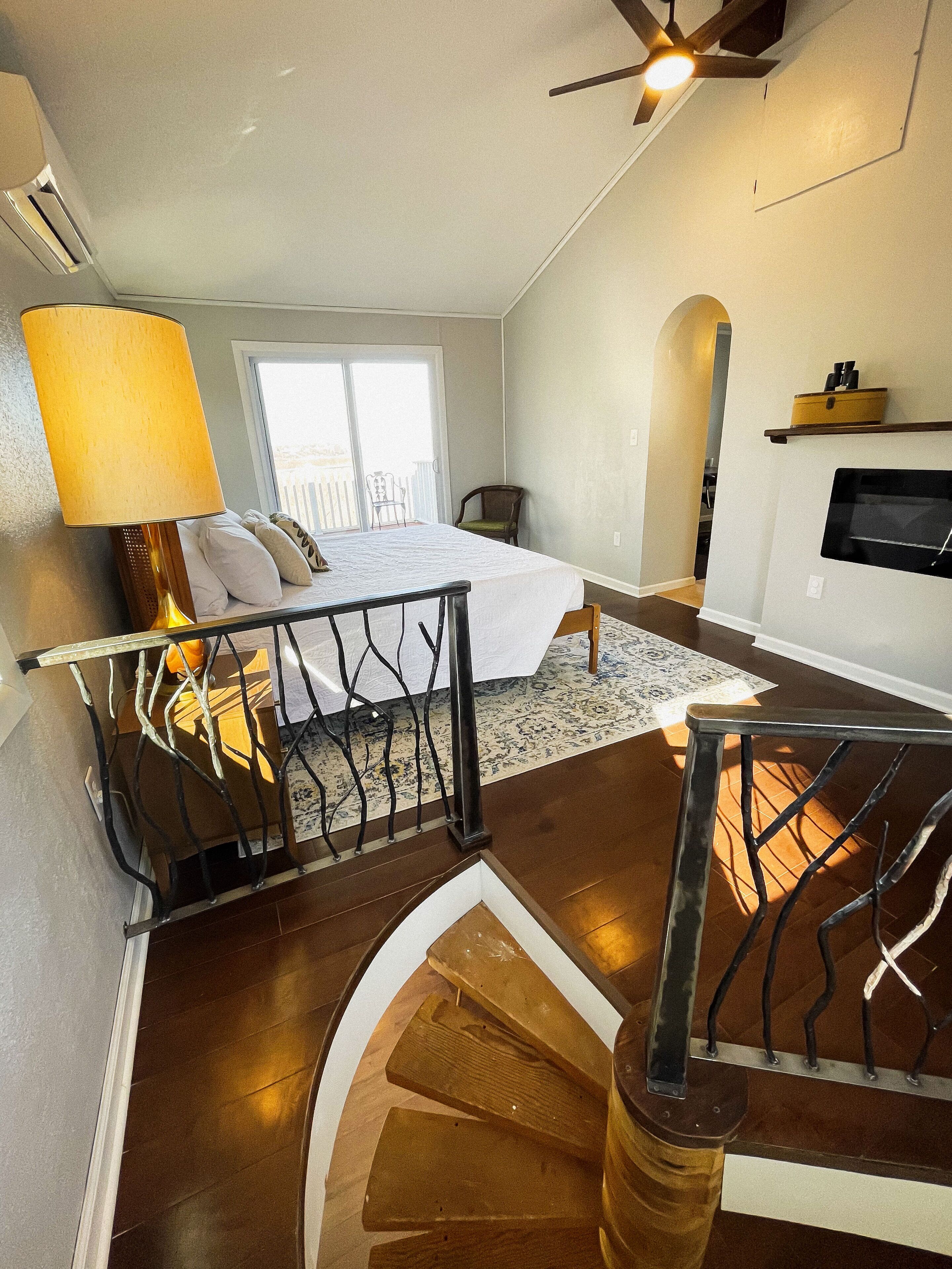 4 makuuhuonetta, työpöytä, silitysrauta/-lauta, vauvan matkasänky