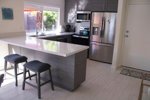Réfrigérateur, four à micro-ondes, un four, surface de cuisson