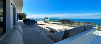 New architect-designed villa 2021 - 3 min. drive from the beach