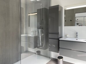 Een douche, een haardroger, handdoeken