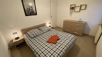 9 chambres, bureau, fer et planche Ă repasser, lit parapluie