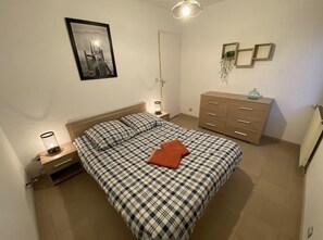 9 bedrooms, desk, iron/ironing board, travel cot