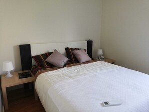 2 chambres, bureau, fer et planche à repasser, lit parapluie