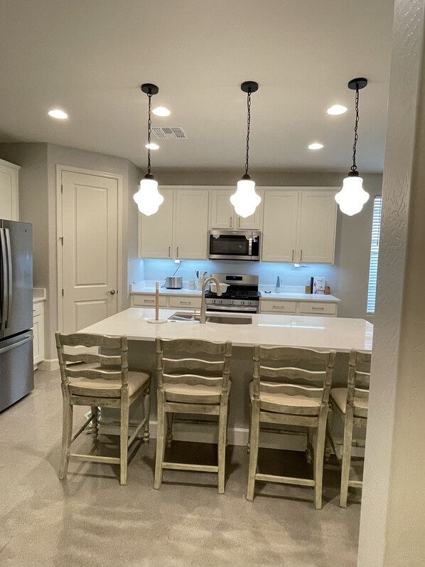 Toaster, blender, cookware/dishes/utensils, spices