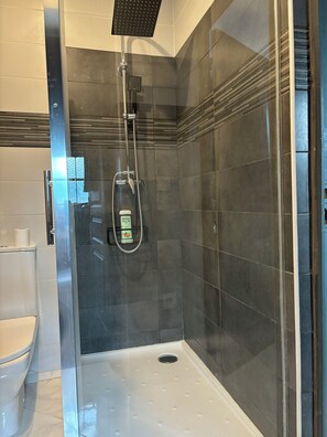 Douche, sèche-cheveux, serviettes fournies, savon