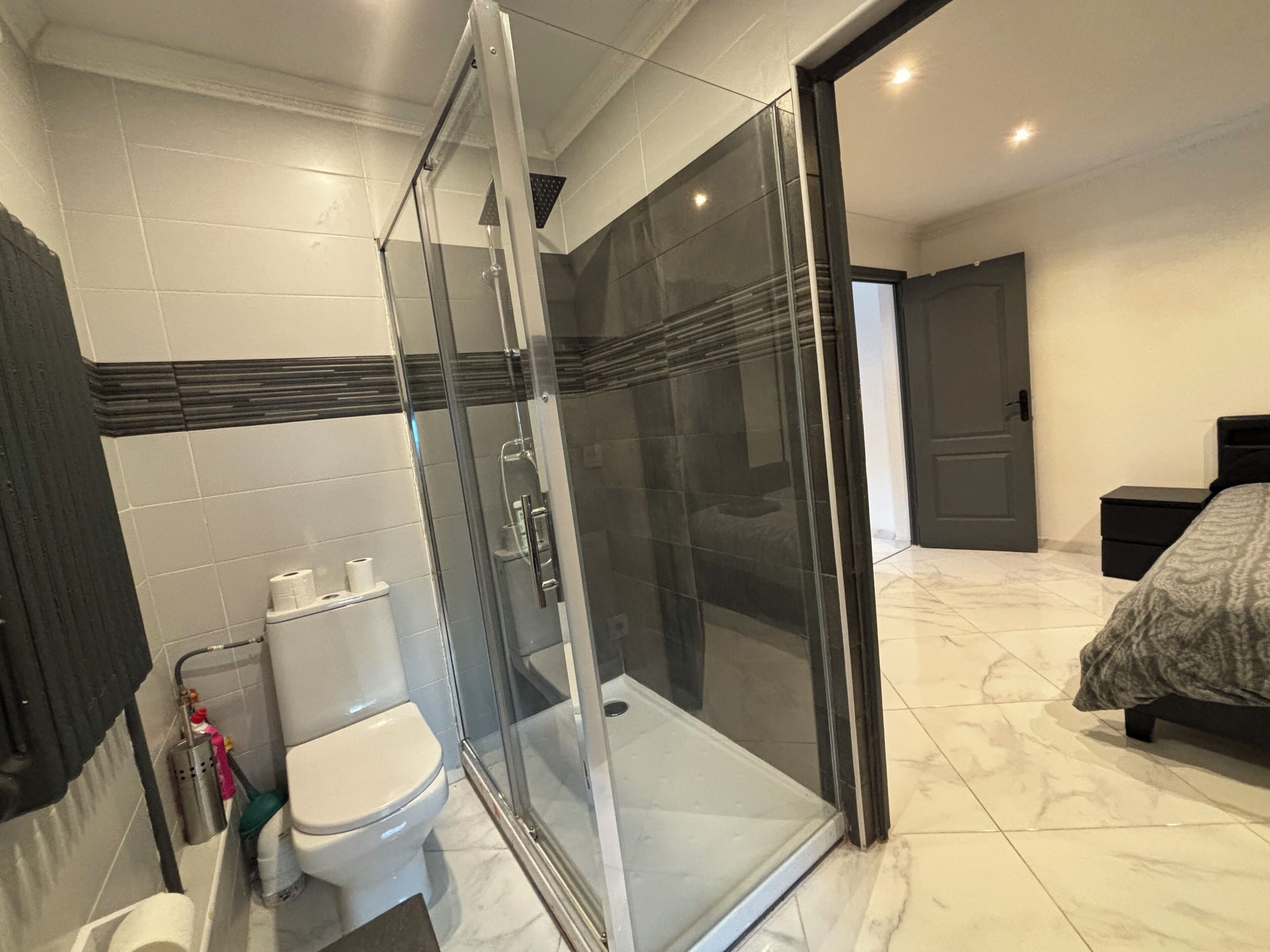 Een douche, een haardroger, handdoeken, zeep