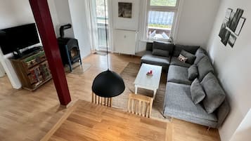 Smart TV, fireplace, DVD player, books
