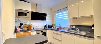 Beautiful, modern apartment by the lake, relax, let go & unwind