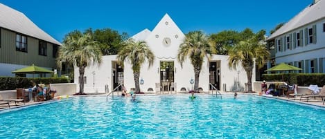 Alberca techada y alberca climatizada