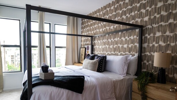 Room - Plush Palm Paradise - West End (Atlanta)