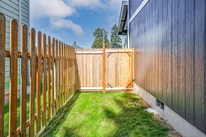 Property grounds - Beautiful home in North Tacoma historical district (Tacoma)