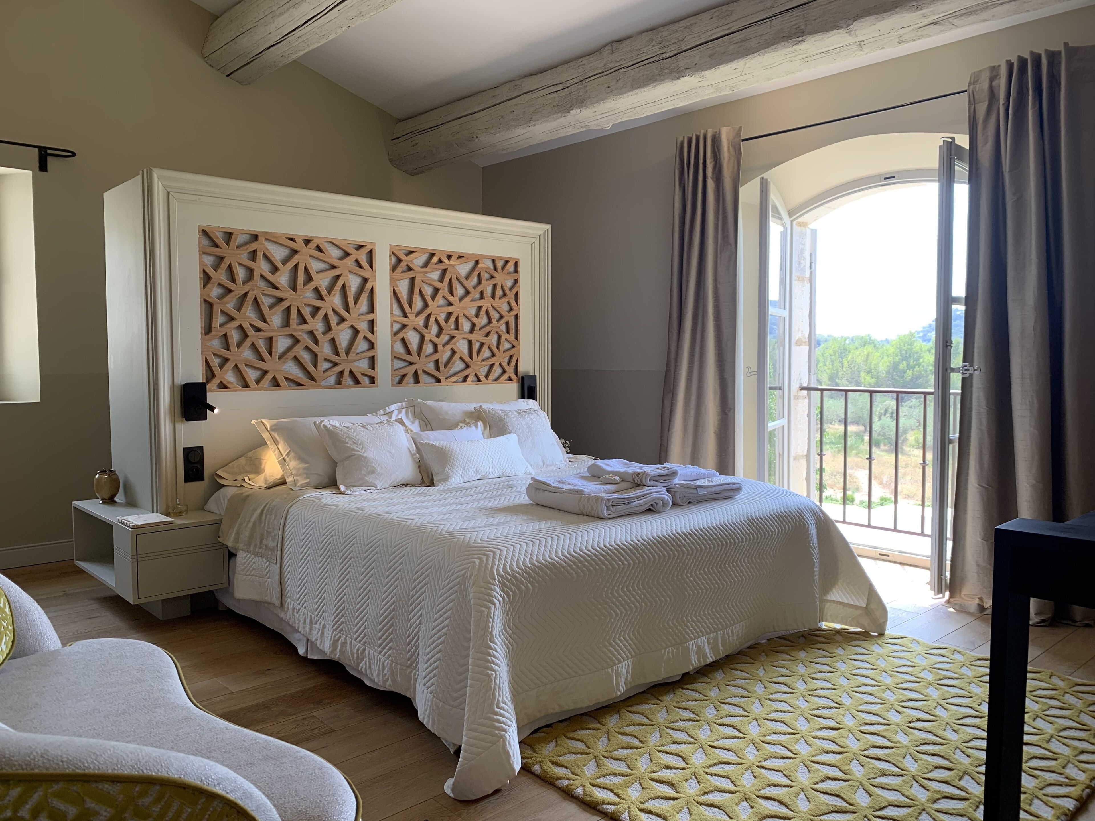 4 dormitorios, tabla de planchar con plancha, cuna de viaje