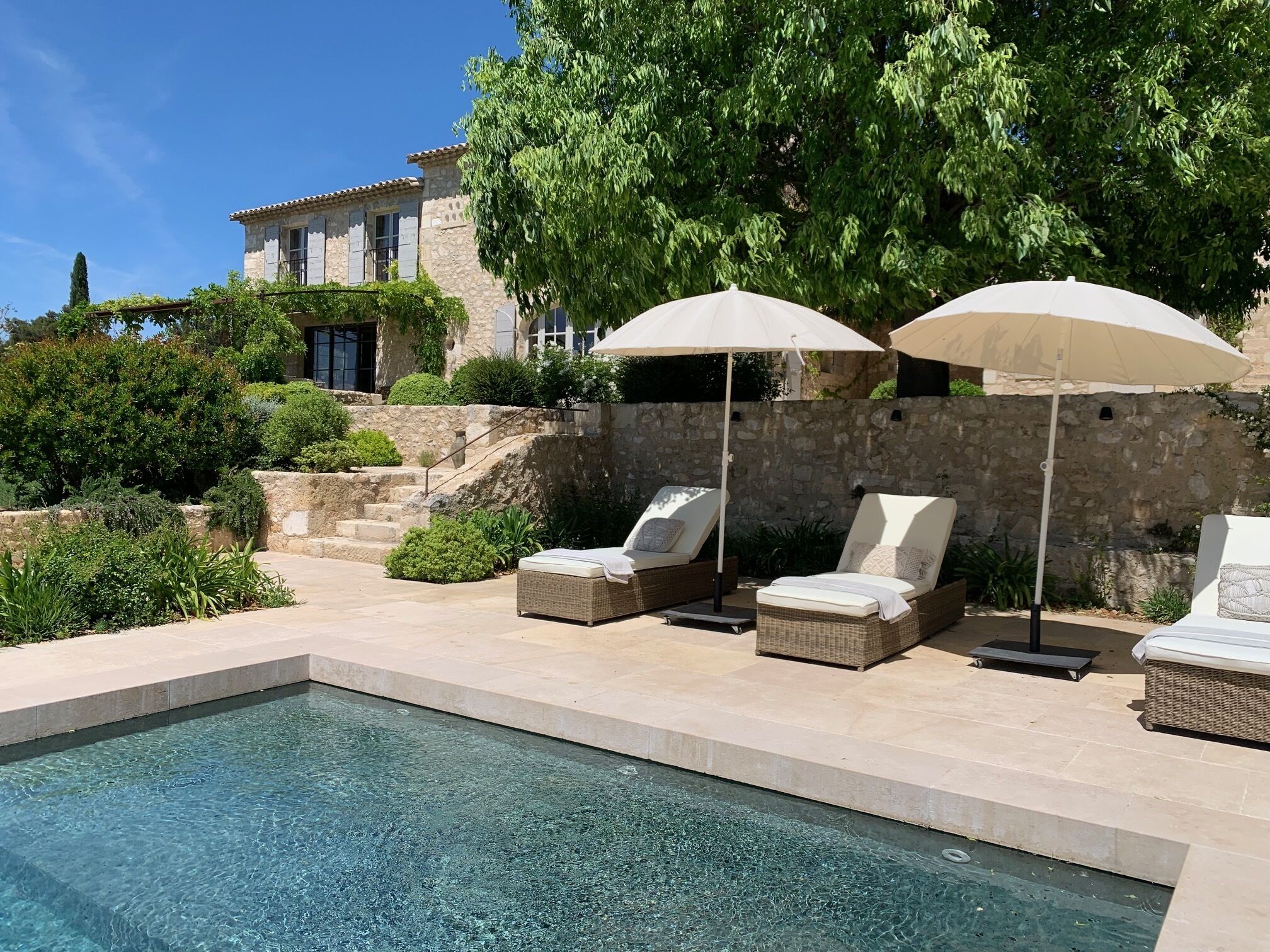 Een buitenzwembad en een verwarmd zwembad