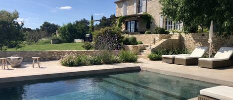 Una piscina al aire libre, una piscina climatizada