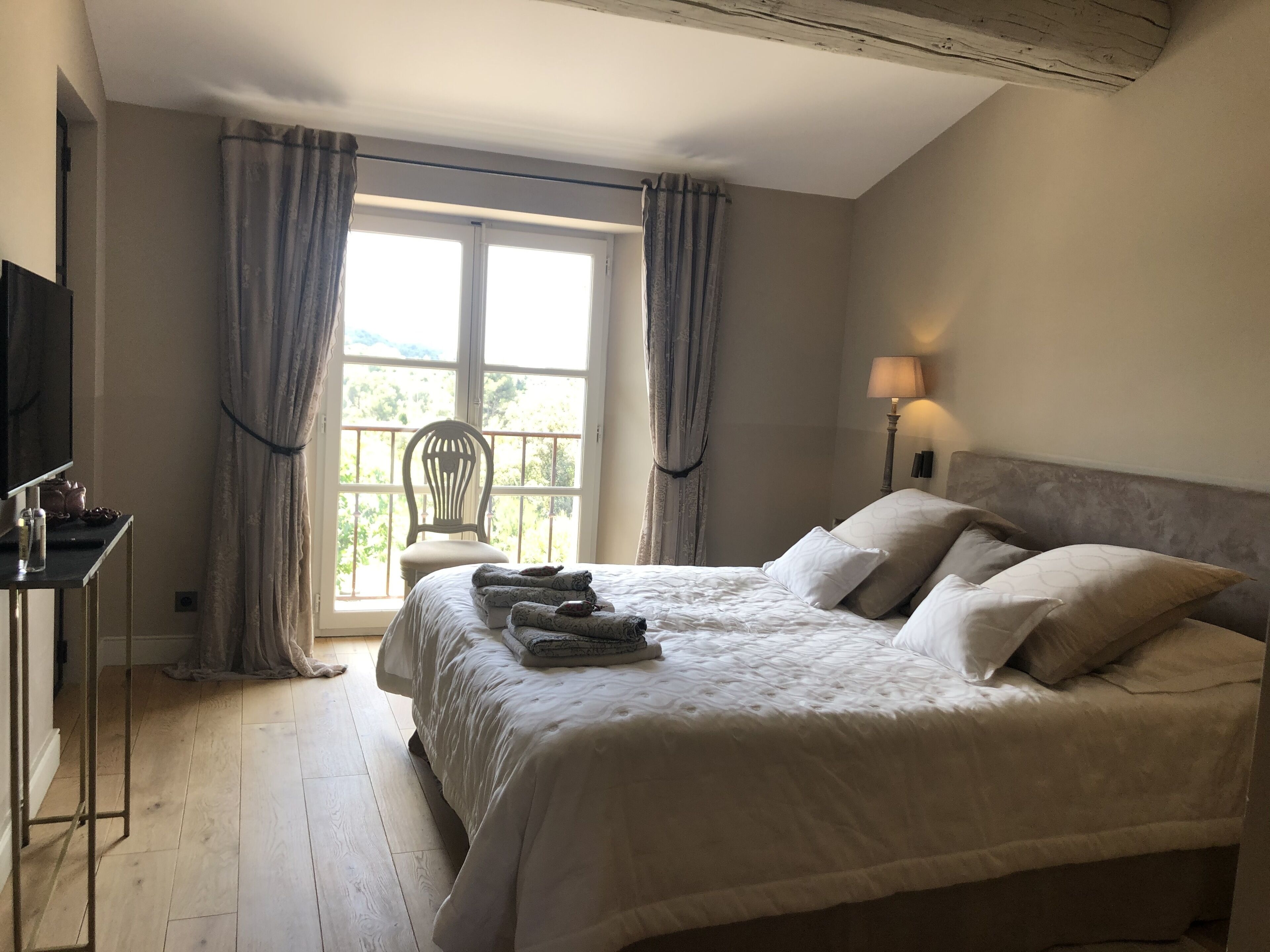 4 slaapkamers, een strijkplank/strijkijzer, reisbedje, gratis wifi