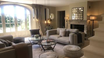 TV connectée, cheminée, table de tennis de table, livres