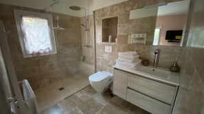 Dusche, Haartrockner, Handtücher, Seife