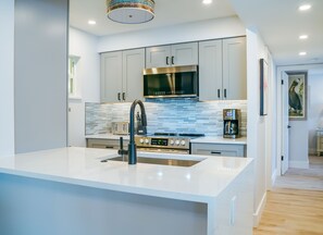 Fridge, dishwasher, coffee/tea maker, toaster - 704N Crescent Arms- Full Gulf Front - 1 WEEK MIN (Siesta Key)