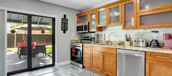 Pool house near the Beach. We’re pet-friendly!