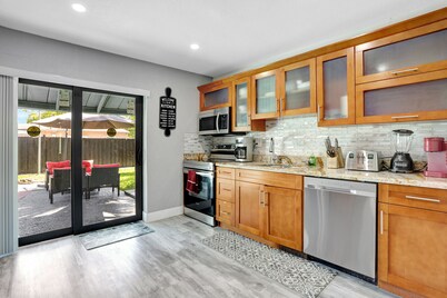 Pool house near the Beach. We’re pet-friendly!