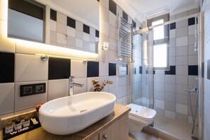 Familienapartment | Badezimmer | Dusche, Hydromassagedusche, Designer-Toilettenartikel, Haartrockner