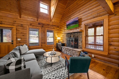 Creekside Log Cabin with Hot Tub in Smoky Mountain. Easy access no steep hill.