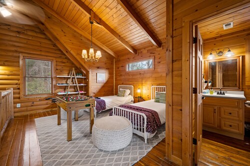 Cabin Mountain & Creek ViewsHot tub, Fireplace, Easy access no steep hill