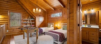 Cabin Mountain & Creek ViewsHot tub, Fireplace, Easy access no steep hill