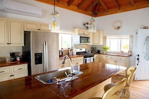 House, 5 Bedrooms | Private kitchen | Fridge, coffee/tea maker, toaster