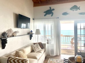 House, 5 Bedrooms | Living area | Streaming services