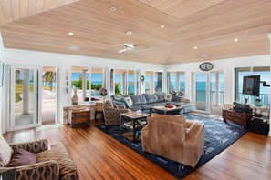 Villa, 5 Bedrooms | Living area