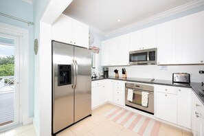 House, 3 Bedrooms | Private kitchen