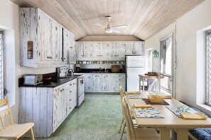 House, 4 Bedrooms | Private kitchen | Fridge, oven, coffee/tea maker, toaster