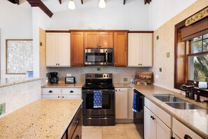 House, 3 Bedrooms | Private kitchen | Fridge, coffee/tea maker, toaster