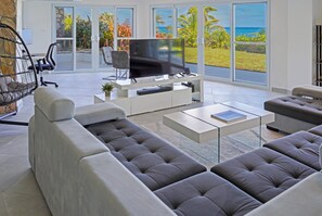 Villa, 6 habitaciones | Área de sala de estar | Smart TV 
