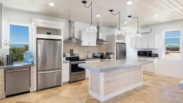House, 1 Bedroom | Private kitchen | Fridge, oven, coffee/tea maker, toaster
