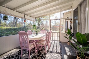 Outdoor dining - š„Spring Specialš„Hot Tub ~2200 sq ft on 2 acres ~ šGame Room ~ Close to Lakeš (Shasta Lake)