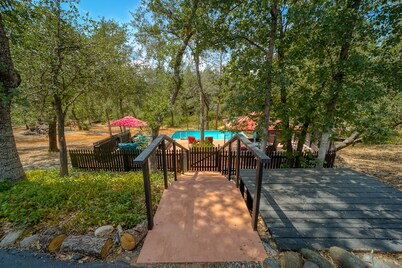 Kokanee Grove ~ Shasta Lake 2ac Estate ~ Pool/HotTub/GameRoom ~Central Location!