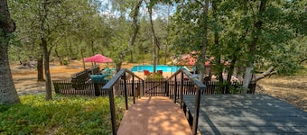 Kokanee Grove ~ Shasta Lake 2ac Estate ~ Pool/HotTub/GameRoom ~Central Location!