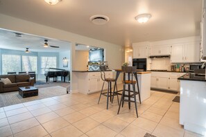 Interior - š„Spring Specialš„Hot Tub ~2200 sq ft on 2 acres ~ šGame Room ~ Close to Lakeš (Shasta Lake)