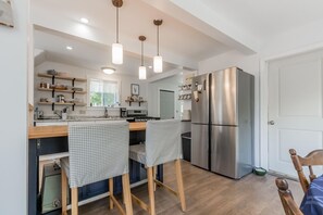 Fridge, oven, stovetop, coffee/tea maker