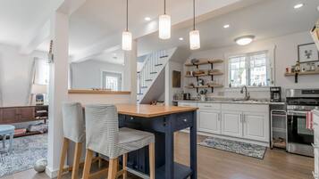 Kühlschrank, Ofen, Herdplatte, Wasserkocher mit Kaffee-/Teezubehör