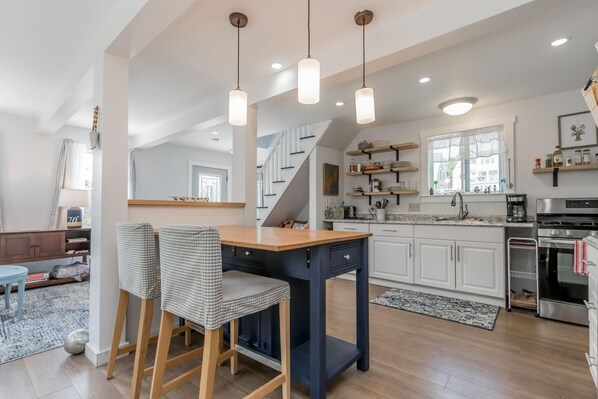 Fridge, oven, stovetop, coffee/tea maker