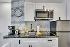 Mikrowelle, Wasserkocher mit Kaffee-/Teezubehör