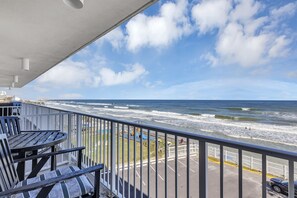 Property grounds - Ocean Front & Fully Renovated Studio in Daytona Beach (Daytona Beach)