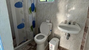 Familien-Vierbettzimmer | Badezimmer | Handtücher