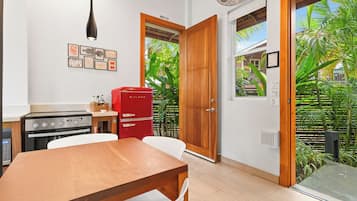 Coffee/tea maker, fridge, microwave, oven