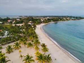 On the beach, beach towels - OHANA - DOWNDEH Cosy new apartment ON the beach IN Placencia village (Placencia)