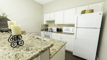 Réfrigérateur, four à micro-ondes, grille-pain, mélangeur