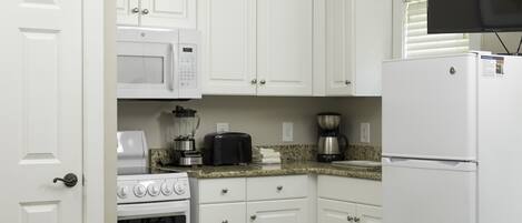 冷蔵庫、電子レンジ、トースター、ミキサー